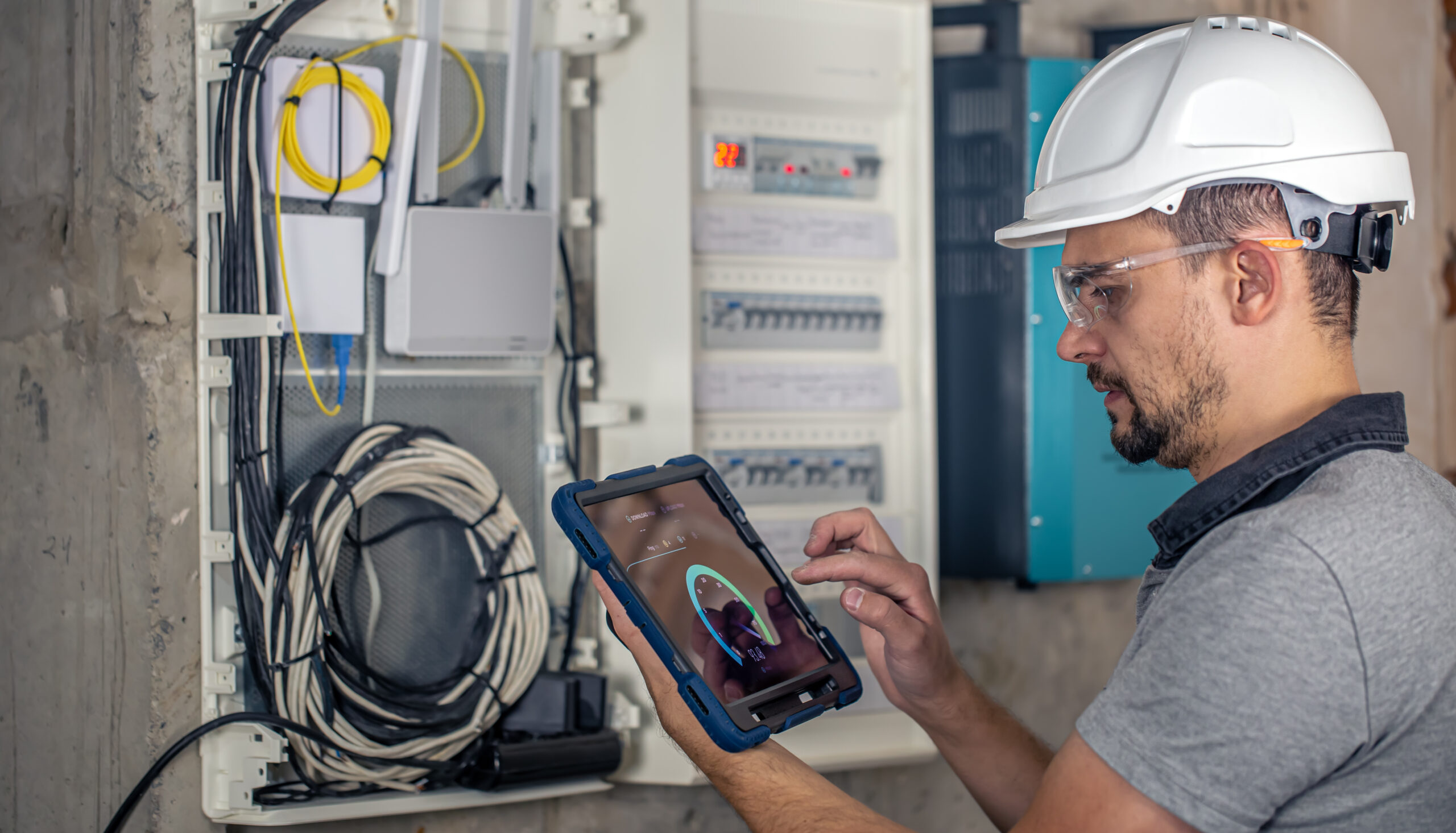 Medidores inteligentes de energia: distribuidoras devem modernizar 2% da rede ao ano a partir de 2026