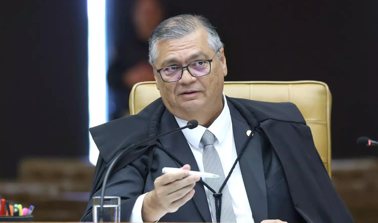 Dino acaba com a aposentadoria compulsória como punição a juízes