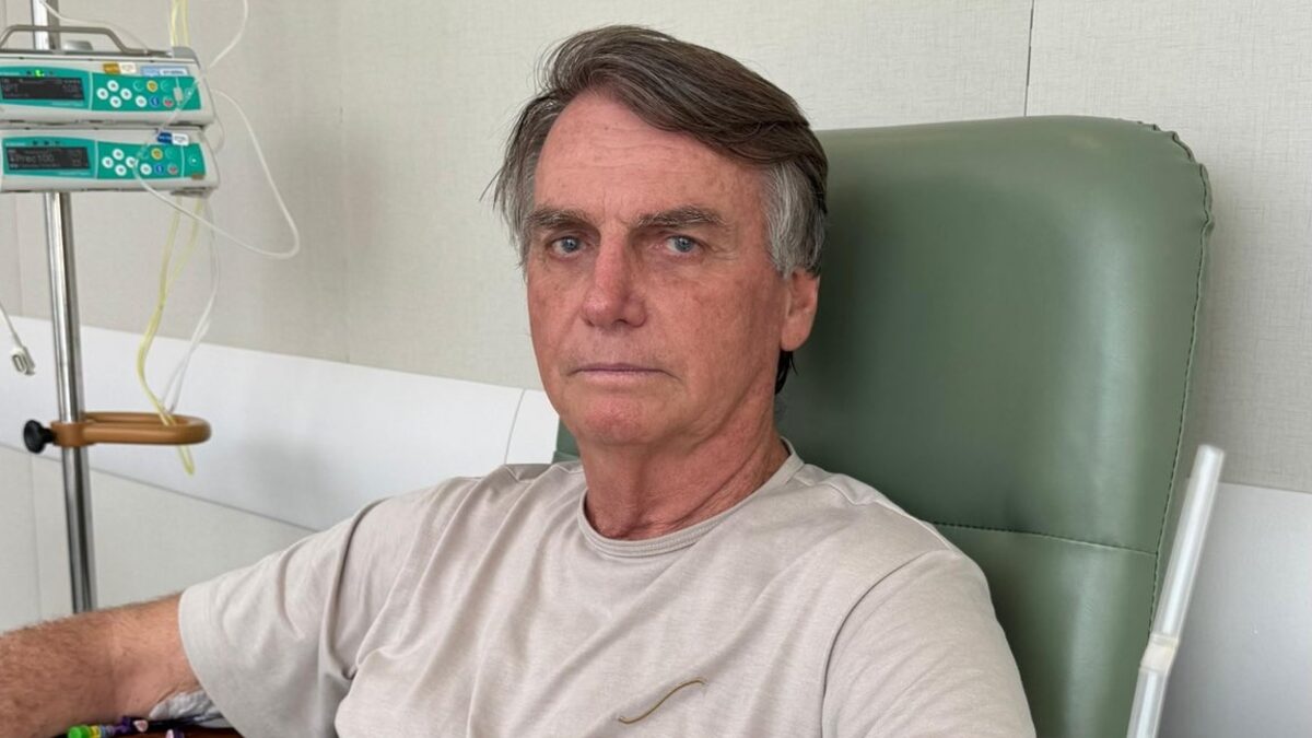 Bolsonaro tem alta após duas semanas internado e vai para prisão domiciliar