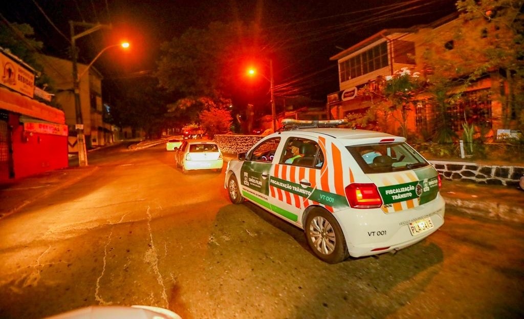 Prefeitura de Simões Filho inicia retirada de veículos em estado de abandono em parceria com a Polícia Militar