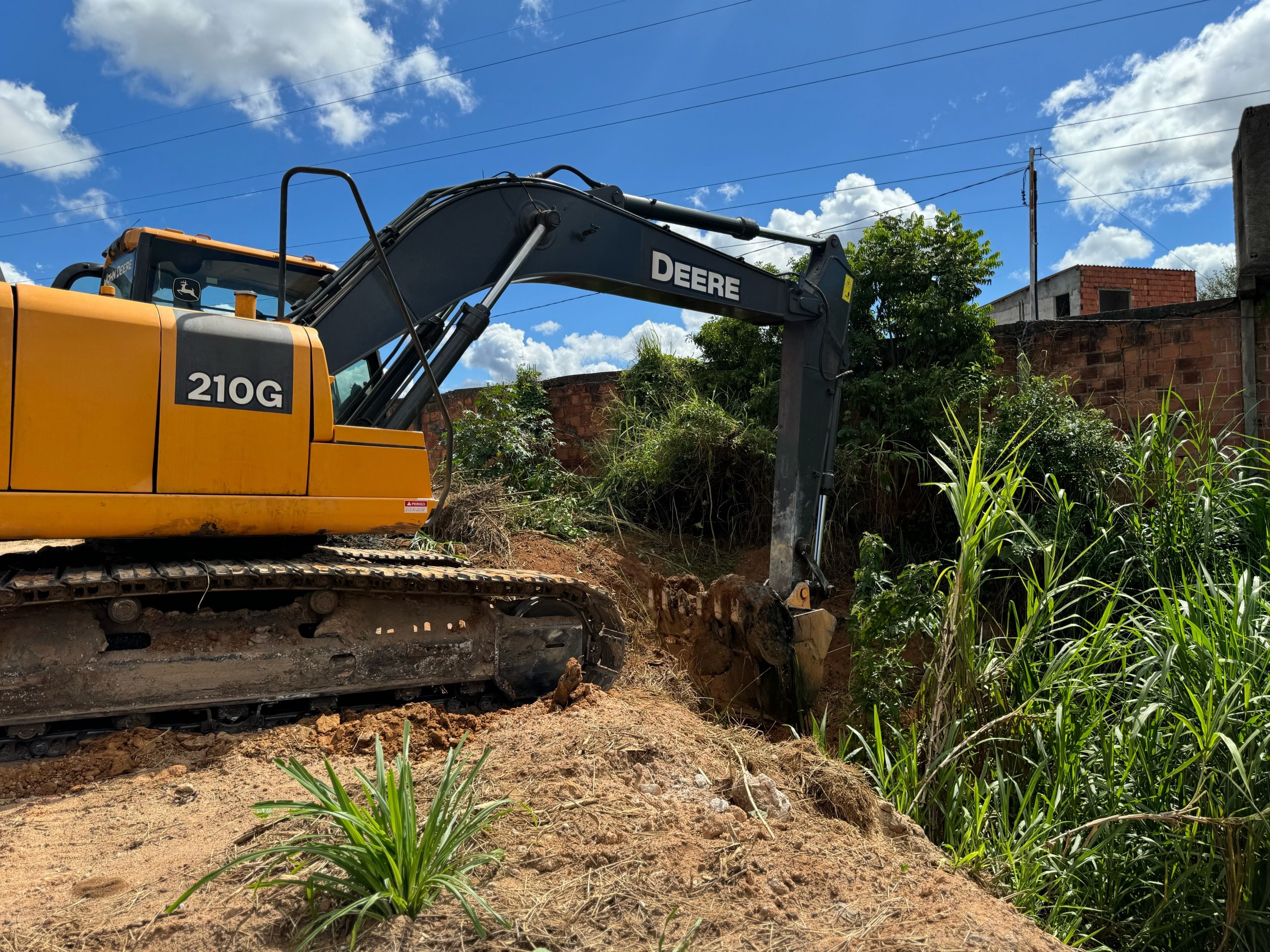Prefeitura intensifica limpeza de canais e reforça ações preventivas contra alagamentos