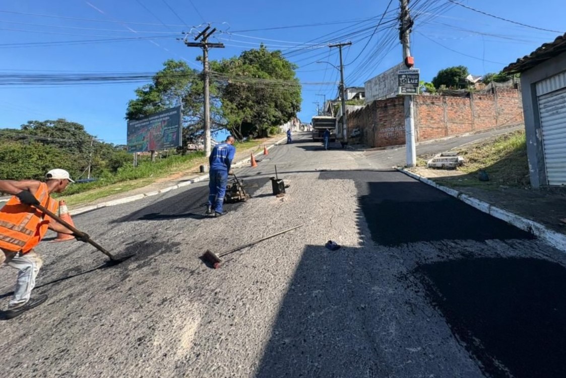 Prefeitura reforça manutenção viária com operação tapa-buracos em vários bairros