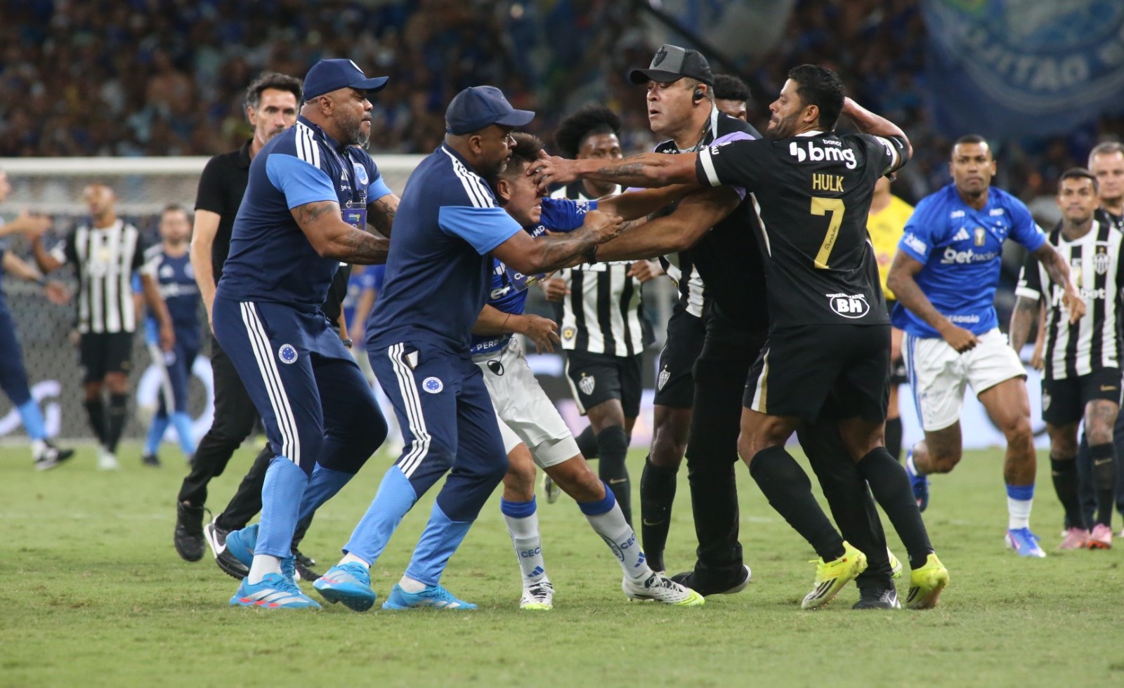 Pancadaria em Atlético x Cruzeiro repercute pelo mundo: “A vergonha do Brasil”