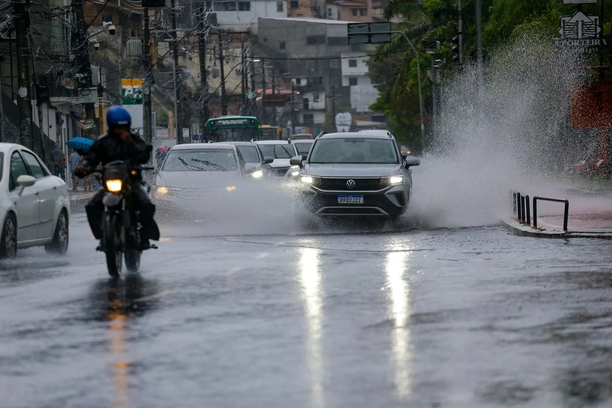 Mais de 1.200 cidades estão em alerta por causa de chuvas