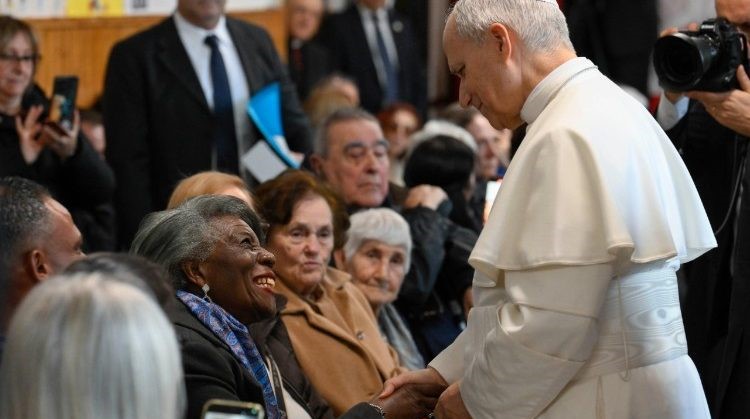 O Papa: Deus doa sempre luz e esperança e aqueles que o invocam devem buscar a paz