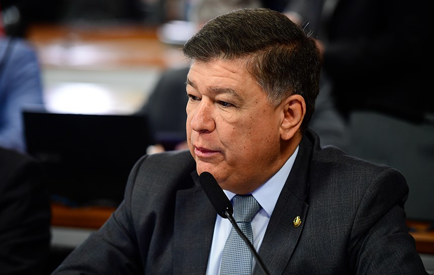 Dino dá 5 dias para senador explicar repasse de emendas à Lagoinha