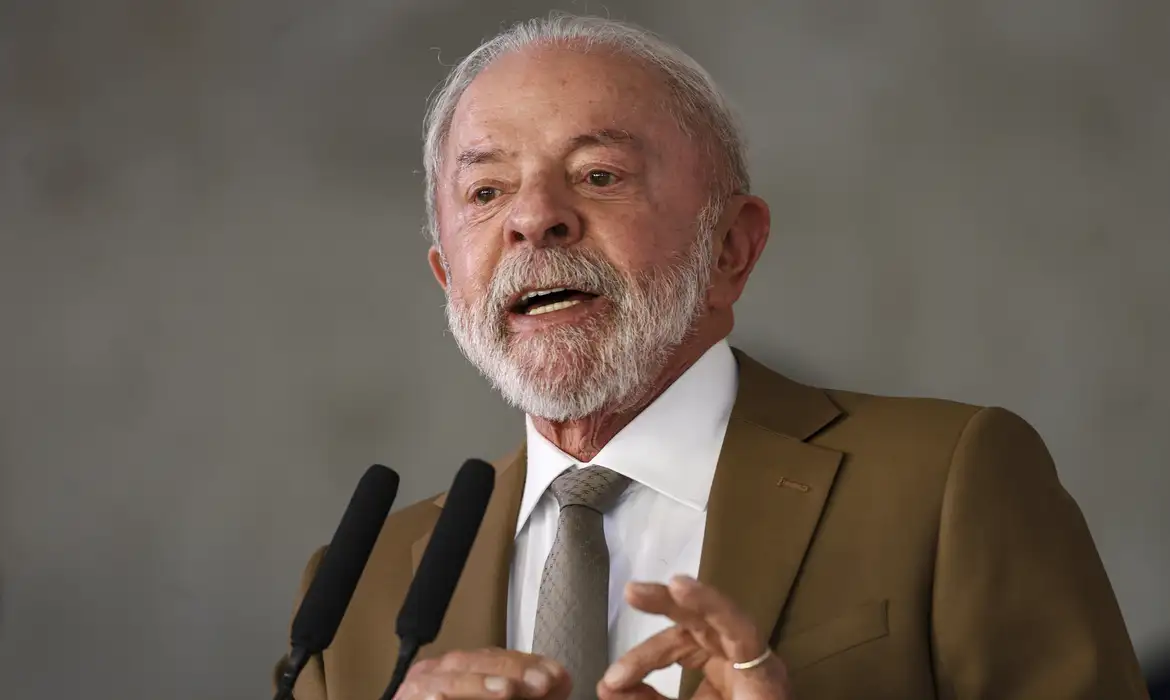 Lula zera imposto e subsidia diesel para conter alta do petróleo