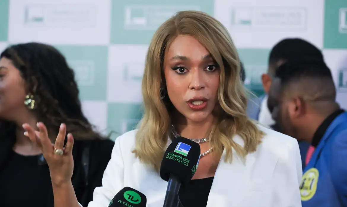 Câmara: Comissão de Direitos da Mulher elege primeira presidente trans