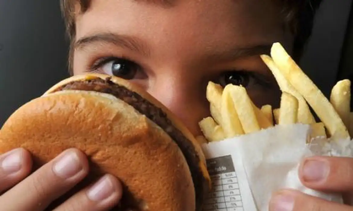 Uma em cada cinco crianças e adolescentes tem sobrepeso ou obesidade