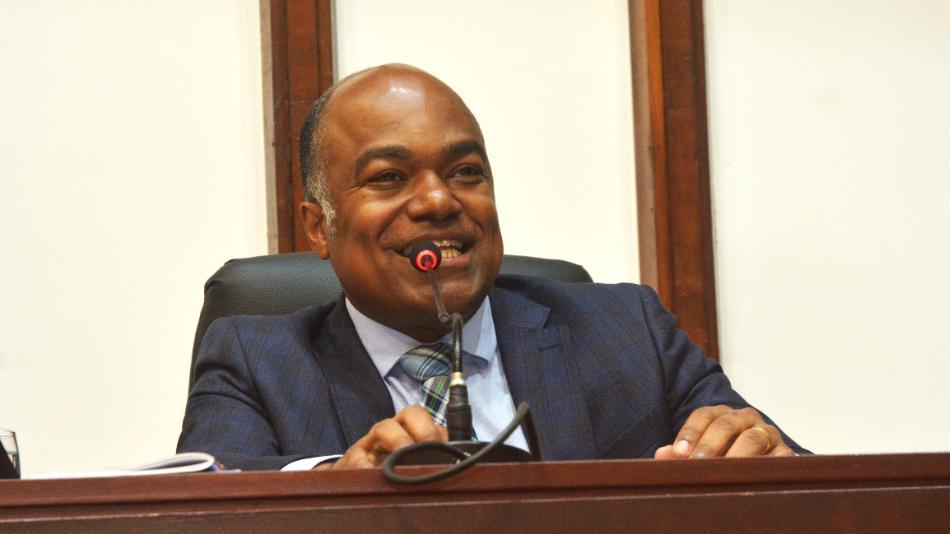 Deputado Samuel Júnior cobra esclarecimentos sobre venda da Cesta do Povo e associa episódio à investigação envolvendo Banco Master