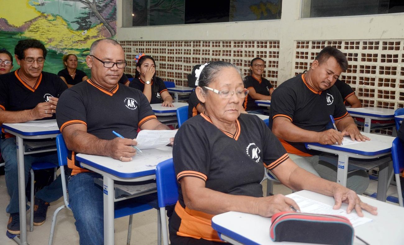 Plataforma do MEC facilita volta de jovens e adultos ao ensino público