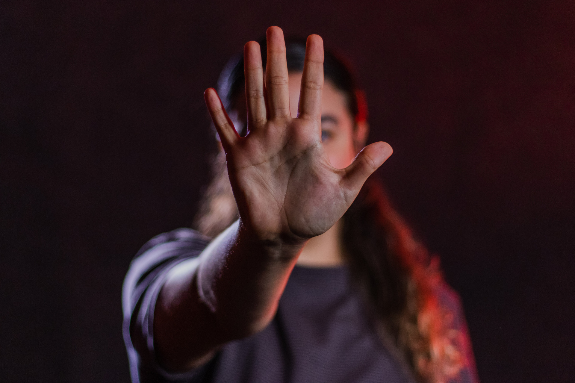Saiba o que é misogonia; projeto pode criminalizar discurso de ódio