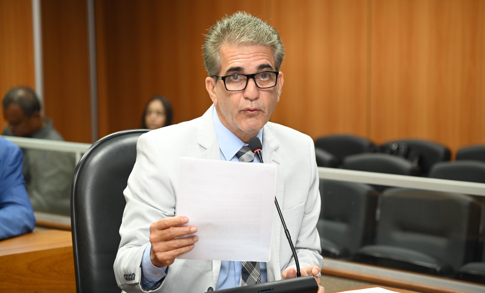 "Gasolina cai na refinaria, mas não baixa na bomba”, critica deputado Robinson ao aprovar audiência pública na ALBA