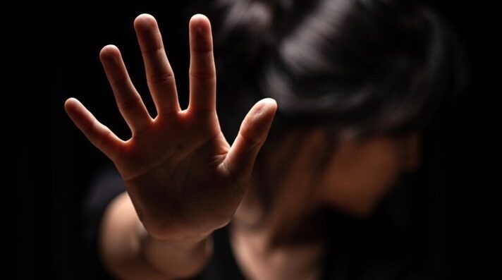 Ao menos 900 mulheres vítimas de violência foram atendidas por dia em unidades de saúde em 2025