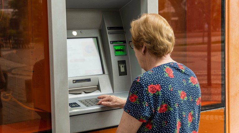 Aposentados e pensionistas do INSS começam a receber 13º nesta sexta