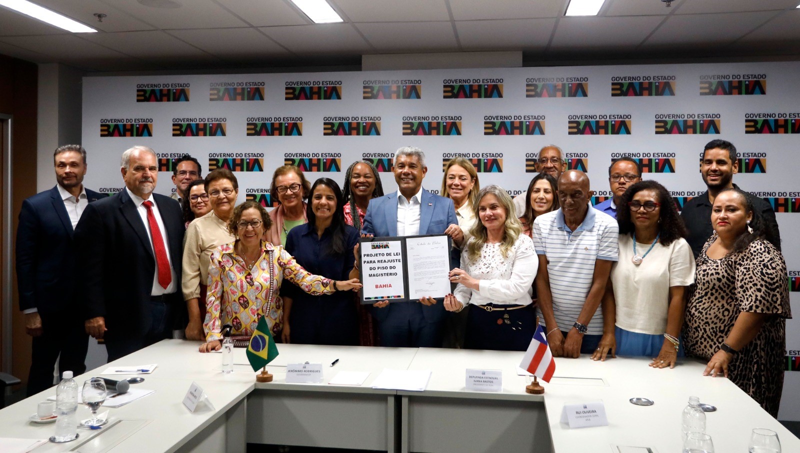 Jerônimo Rodrigues encaminha à Alba projeto de lei que garante piso do magistério acima do nacional