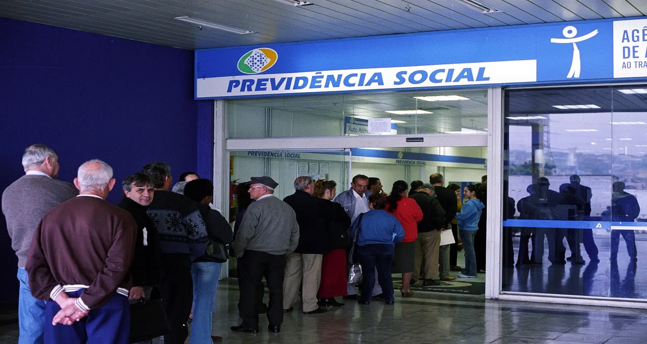 Fila do INSS cai 16% em dois meses após análise de 500 mil processos