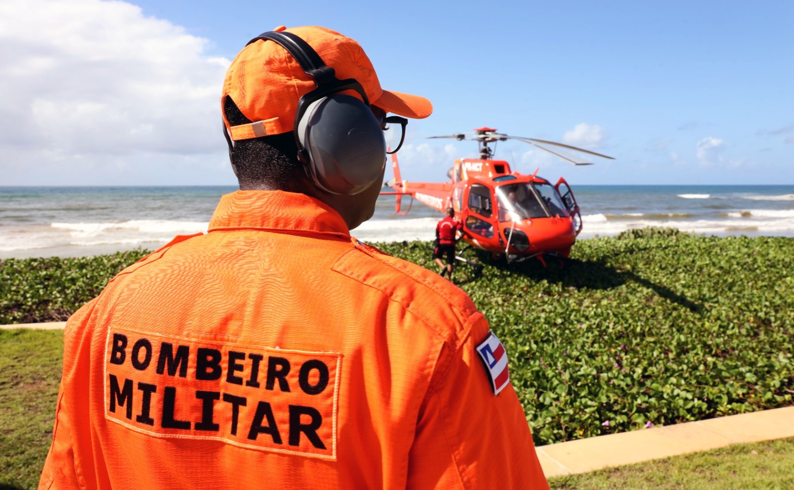 Capacitação aprimora bombeiros militares para integração entre salvamento aquático e aéreo