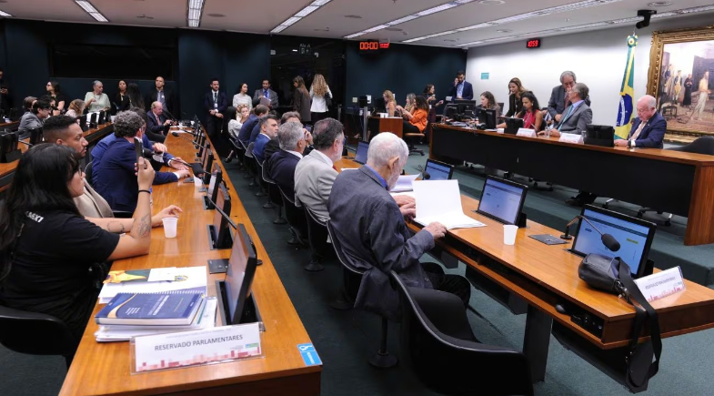 CCJ aprova admissibilidade de propostas que acabam com escala 6x1