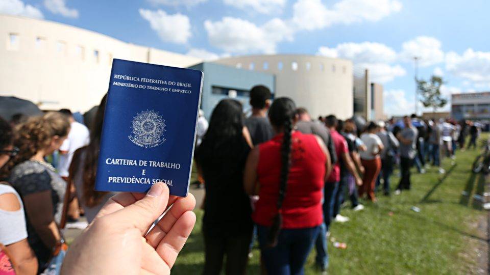 Mais da metade dos brasileiros vê dificuldade em conseguir emprego no Brasil, segundo FGV IBRE