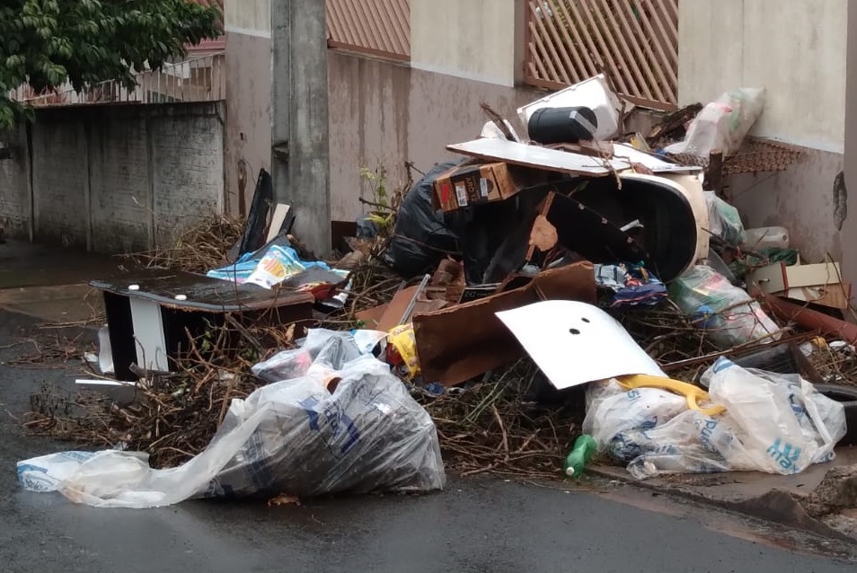 Câmara aprova multa para quem descartar lixo em vias públicas