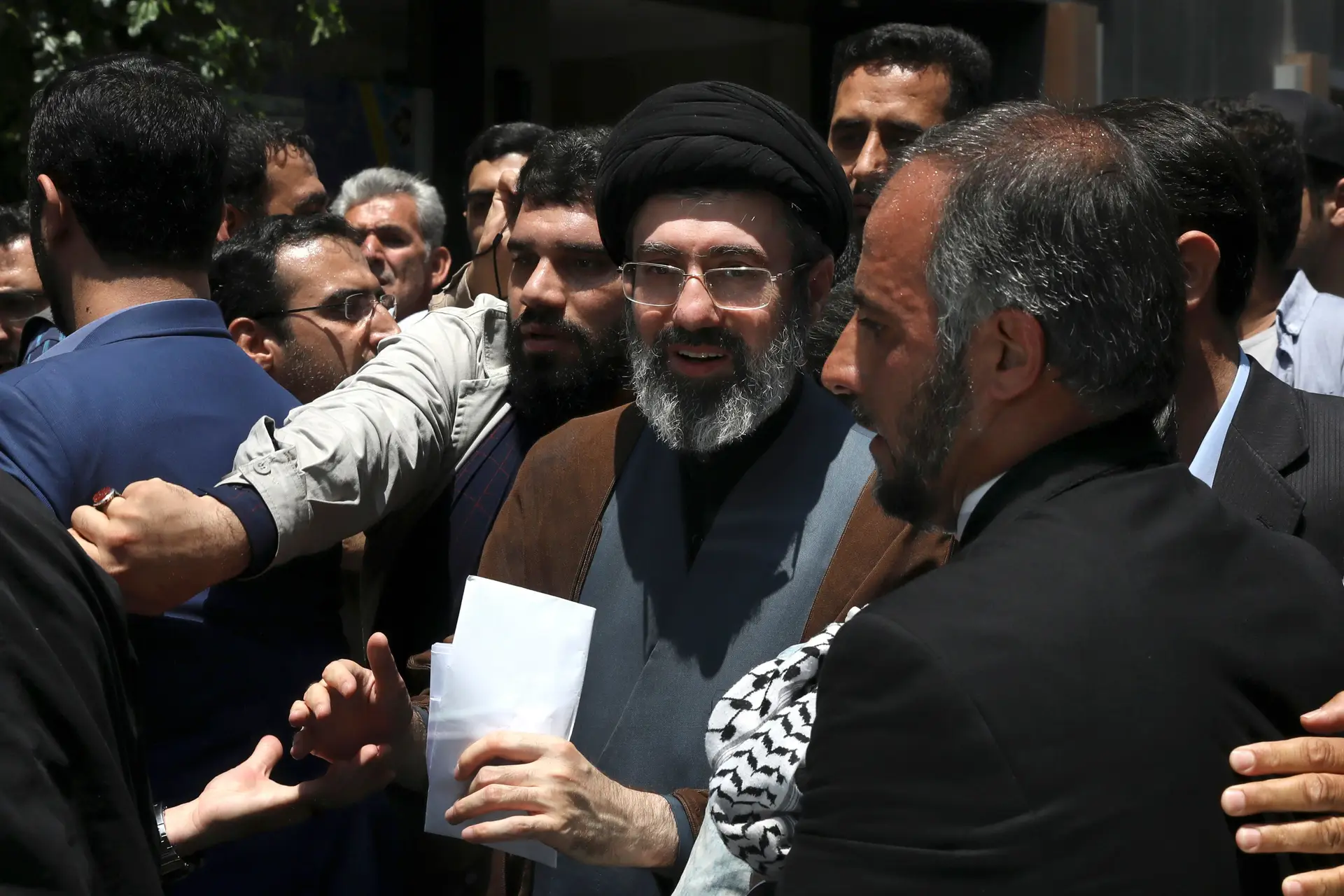 Khamenei reforça que Estreito de Ormuz terá novas regras para passagem
