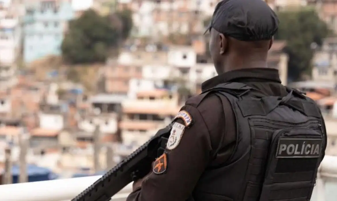 PM apreende três toneladas de drogas, fuzis e pistolas na Maré