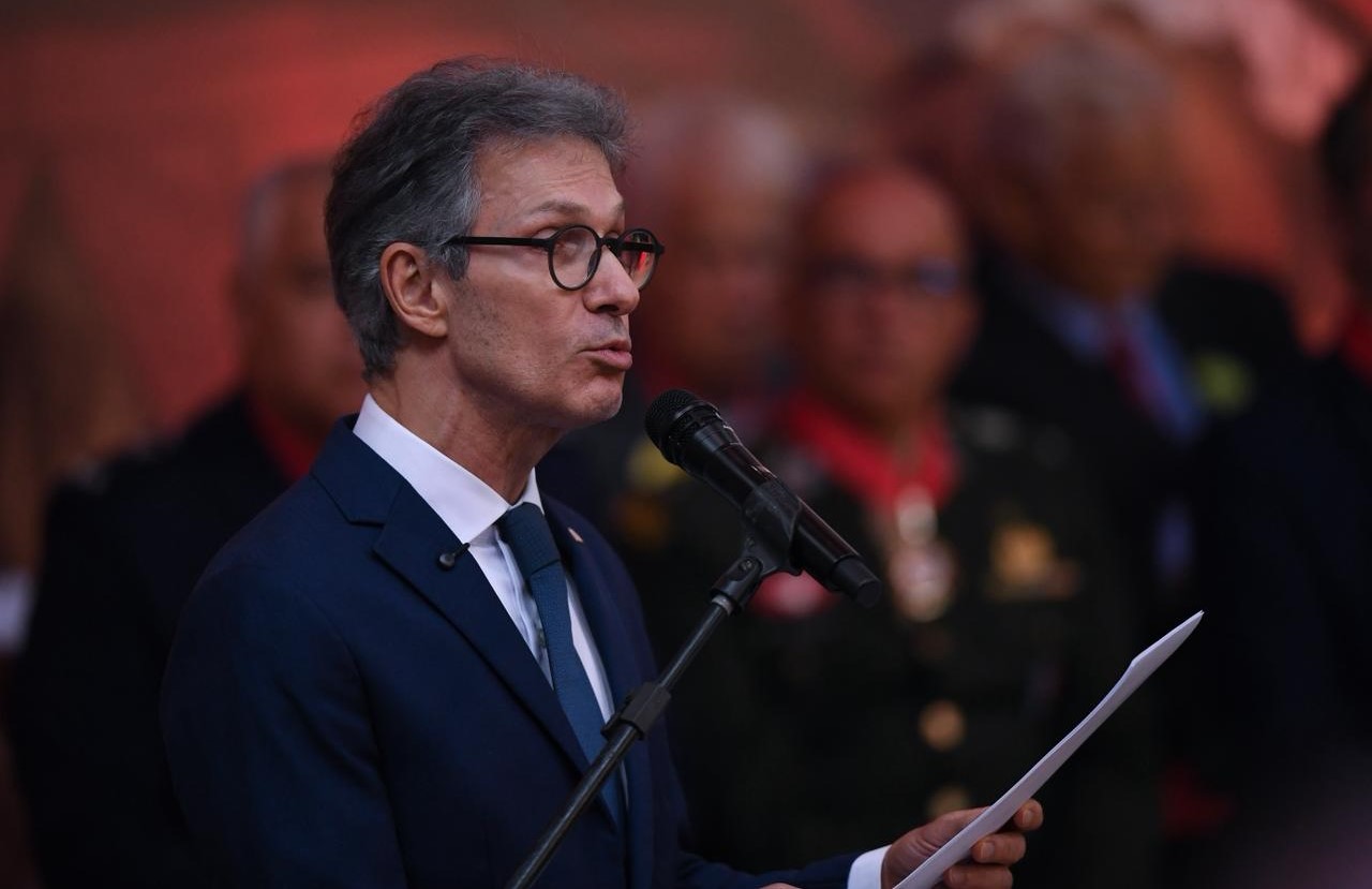 Zema volta a atacar STF e critica debate sobre fim da escala 6 x 1: 'populismo'