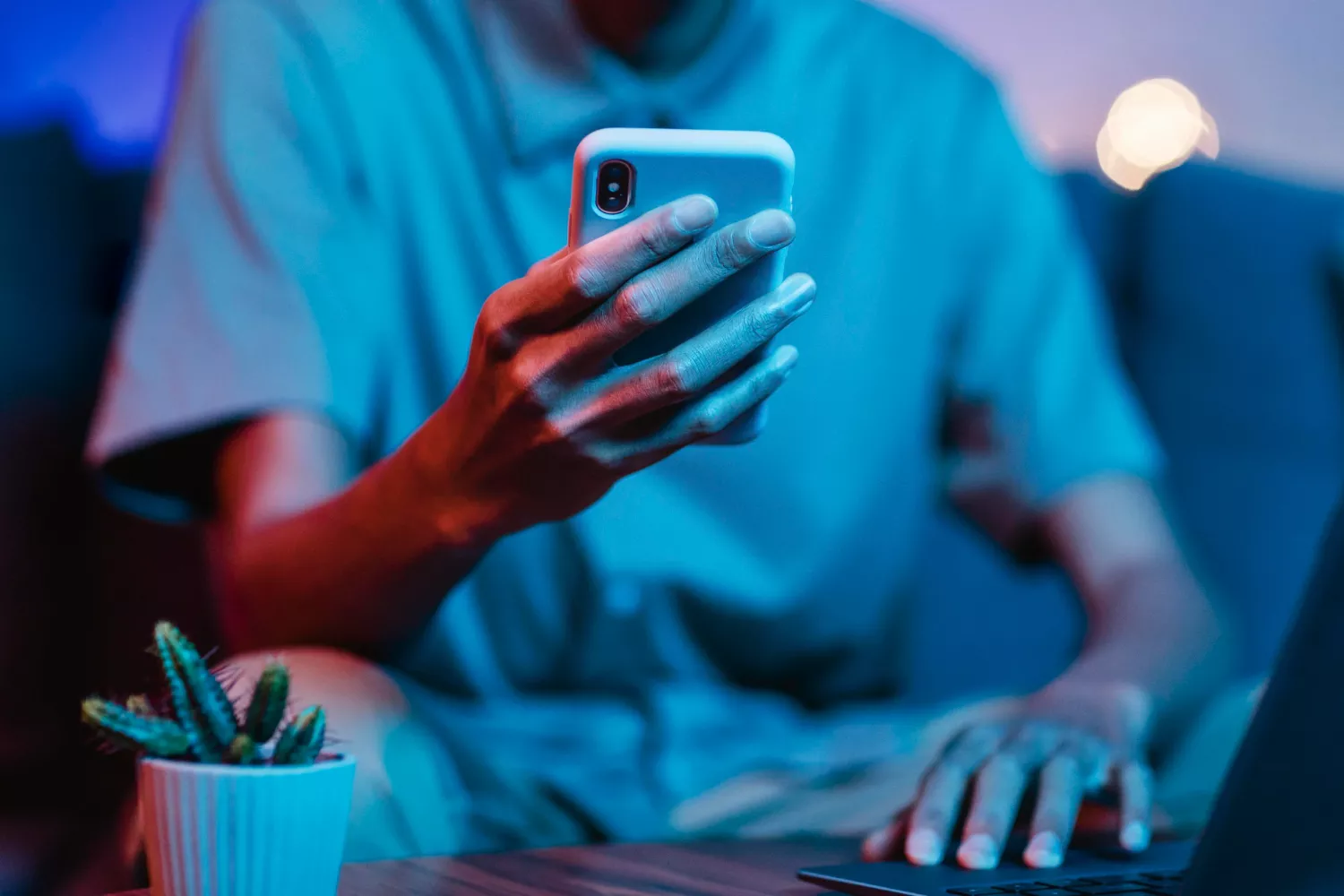 Senha compartilhada não é passe livre: entenda o limite legal de mexer no celular do parceiro