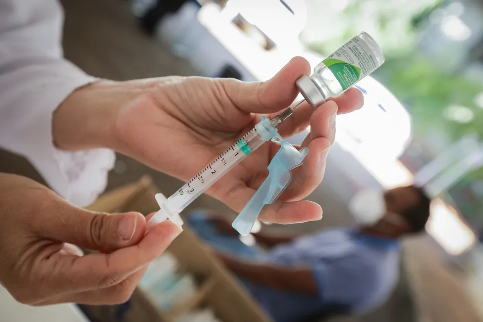 Vacina da gripe não aumenta risco da doença, alerta ministério