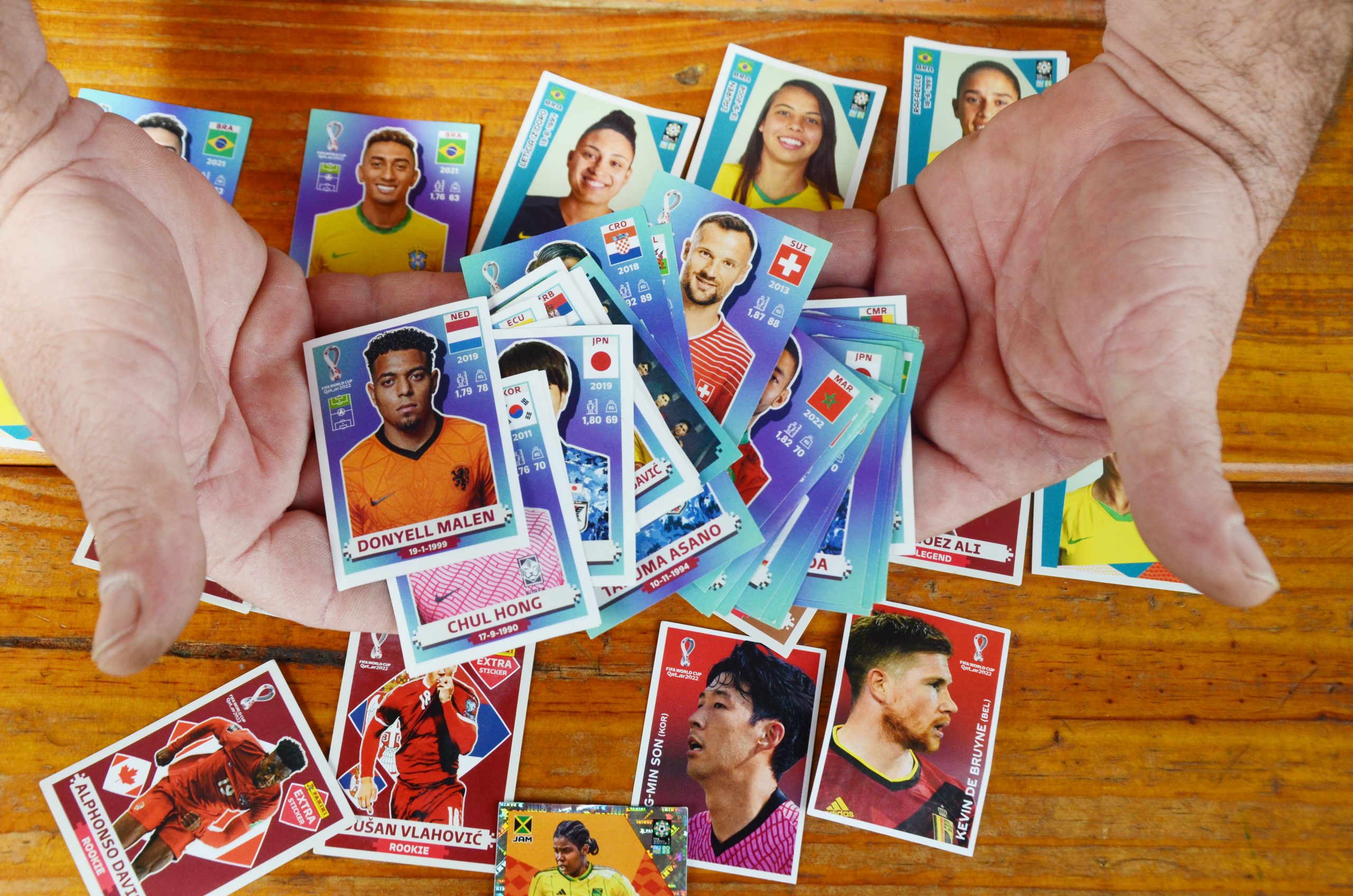 Campanha busca reciclar papel das figurinhas da Copa