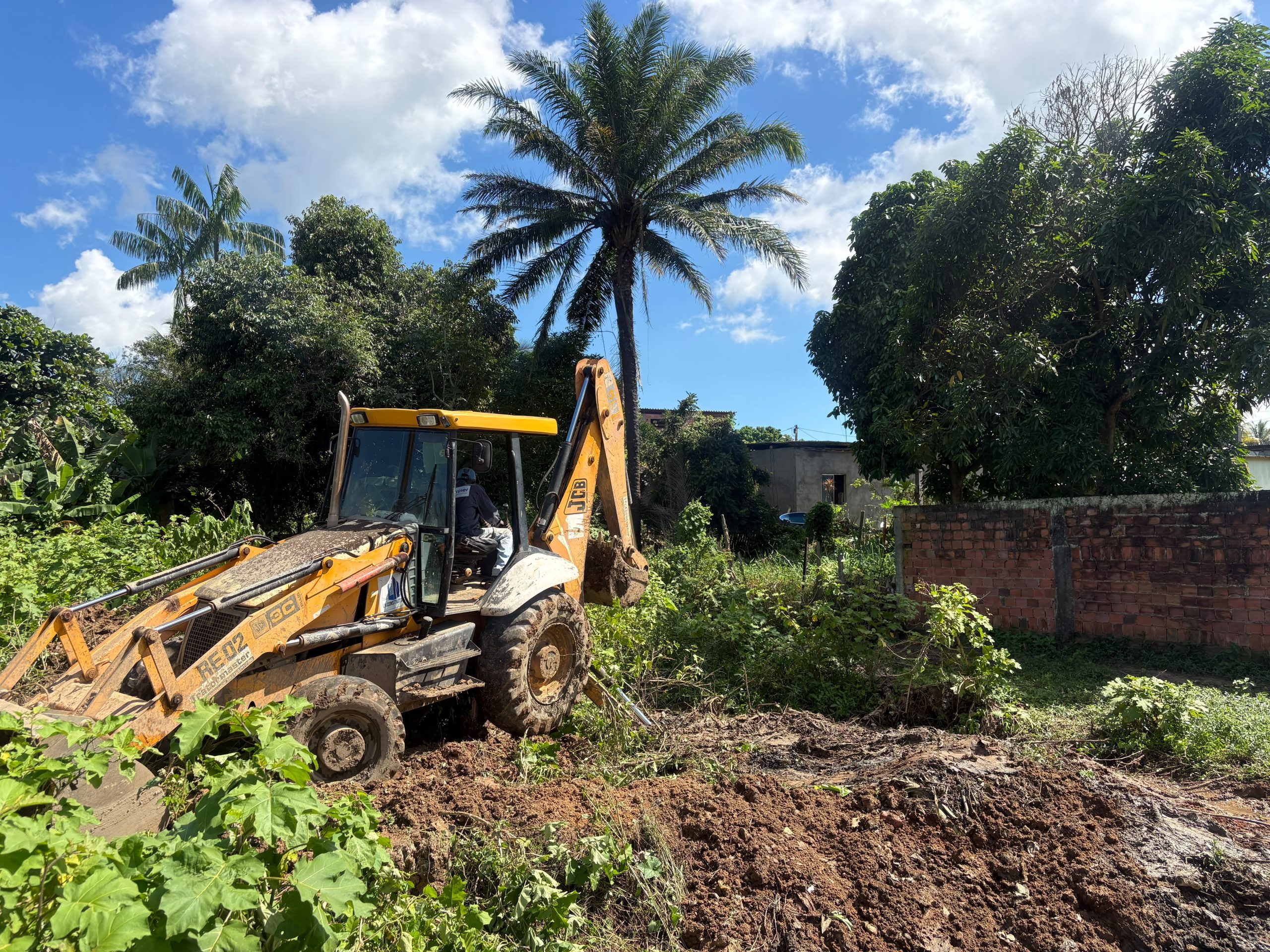 Prefeitura realiza limpeza de canal no Campo do Vasco e reforça manutenção da drenagem urbana