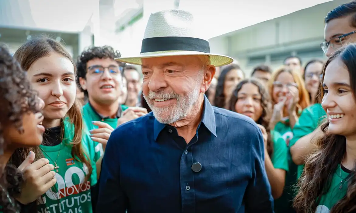 "Quem tinha que aumentar a taxa seríamos nós", diz Lula sobre EUA