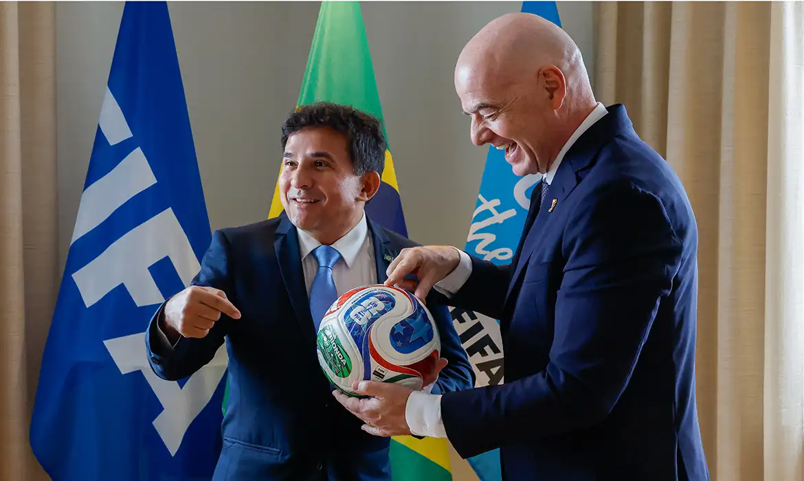 Ministro do Esporte entrega marco regulatório da Copa Feminina à Fifa