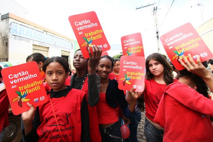 Em clima de Copa, campanha pede 'cartão vermelho ao trabalho infantil'