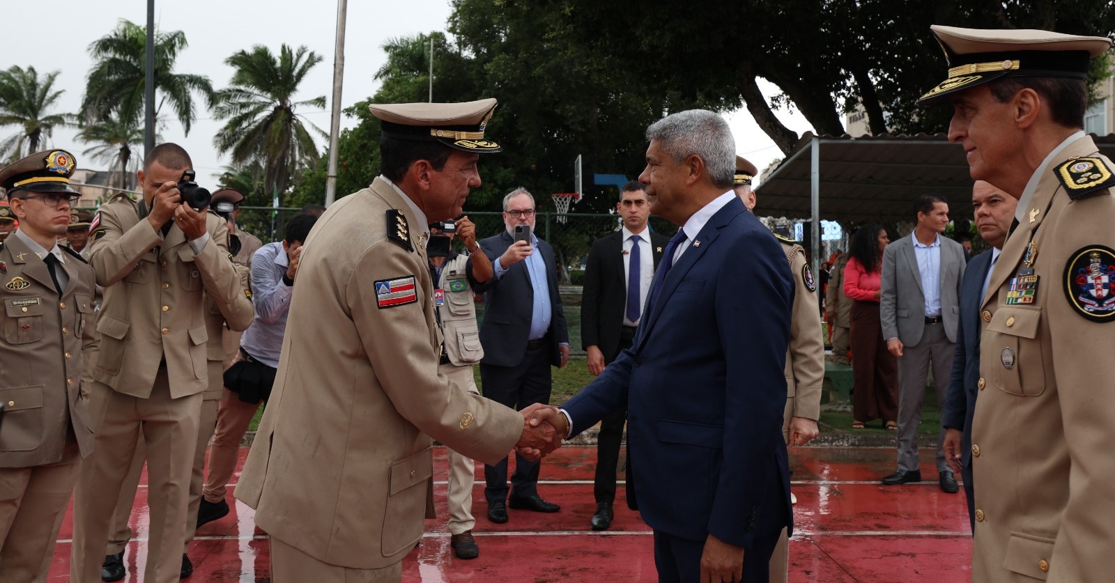 Nova lei garante condições especiais de promoção para policiais e bombeiros militares da Bahia