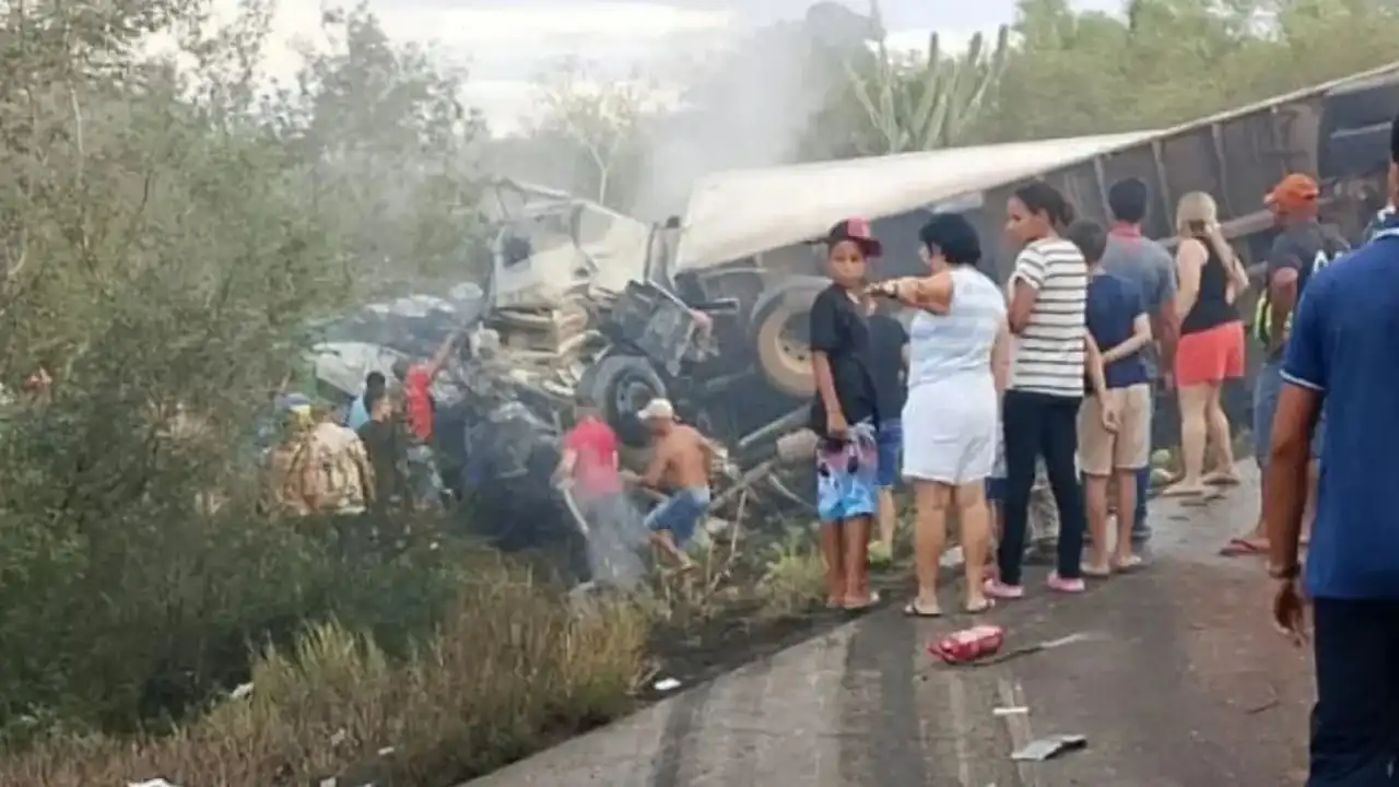Tragédia: caminhão invade contramão e mata 16 da mesma família na BA