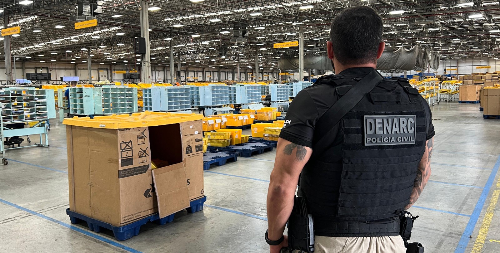 Cães do Denarc farejam e interceptam drogas no Centro dos Correios em Simões Filho
