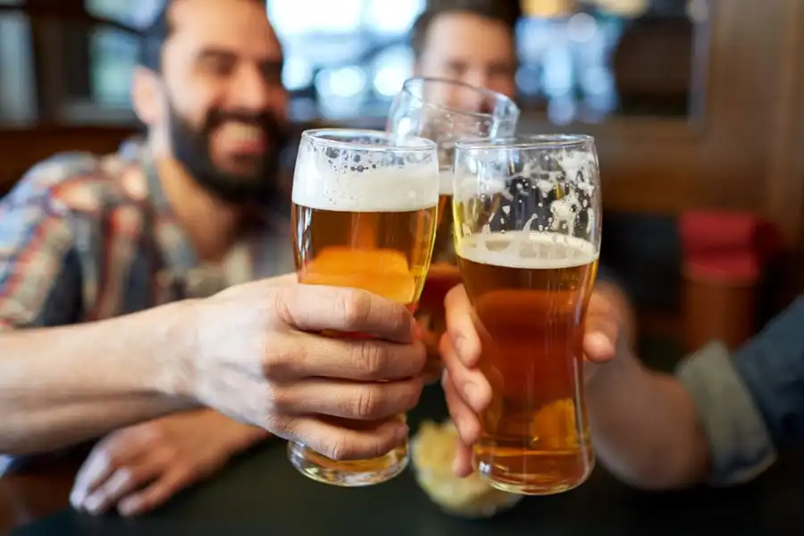 Brasileiro reduz consumo de cerveja e força reação da indústria