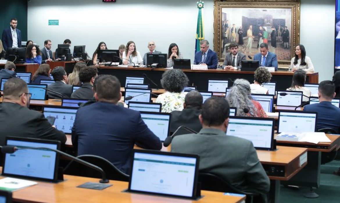Deputados votam redução da maioridade penal em comissão