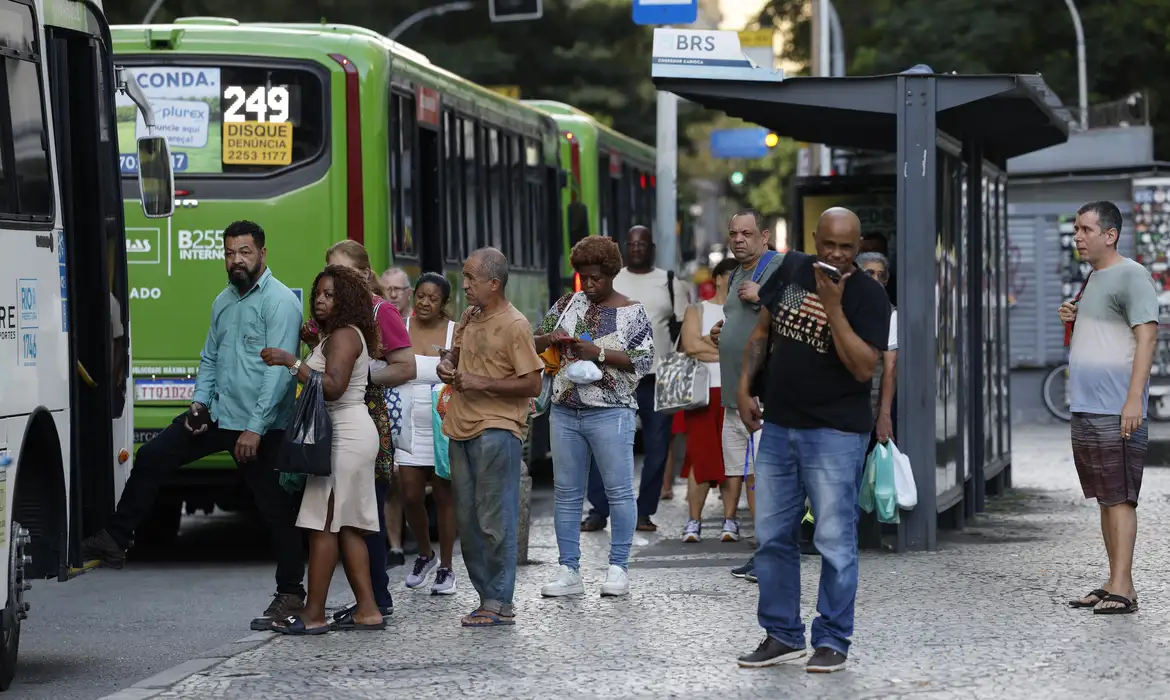 Escala 6x1: Motta pede retirada de urgência e Senado ainda debate PEC