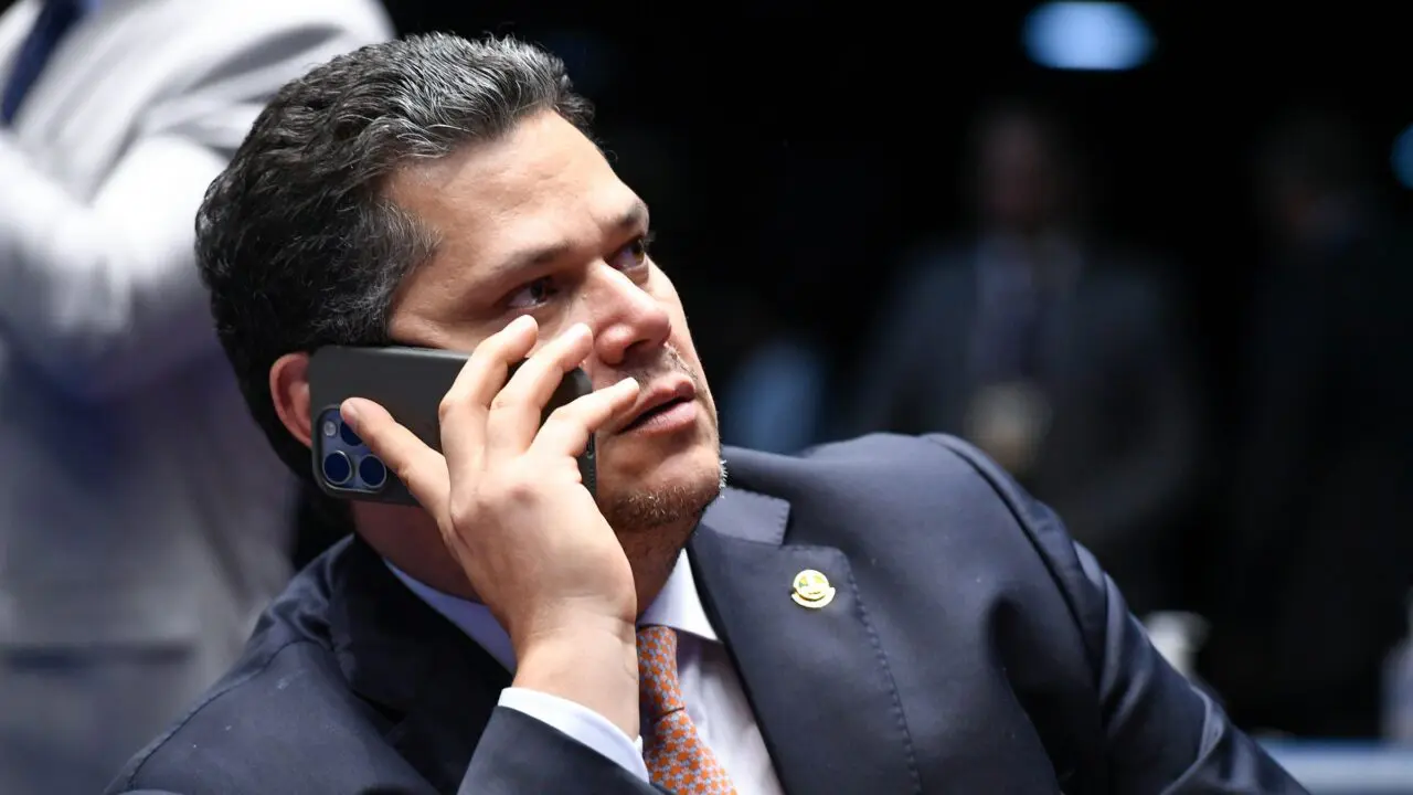 Alcolumbre decidirá sobre tramitação da PEC 6 por 1 em reunião no Senado