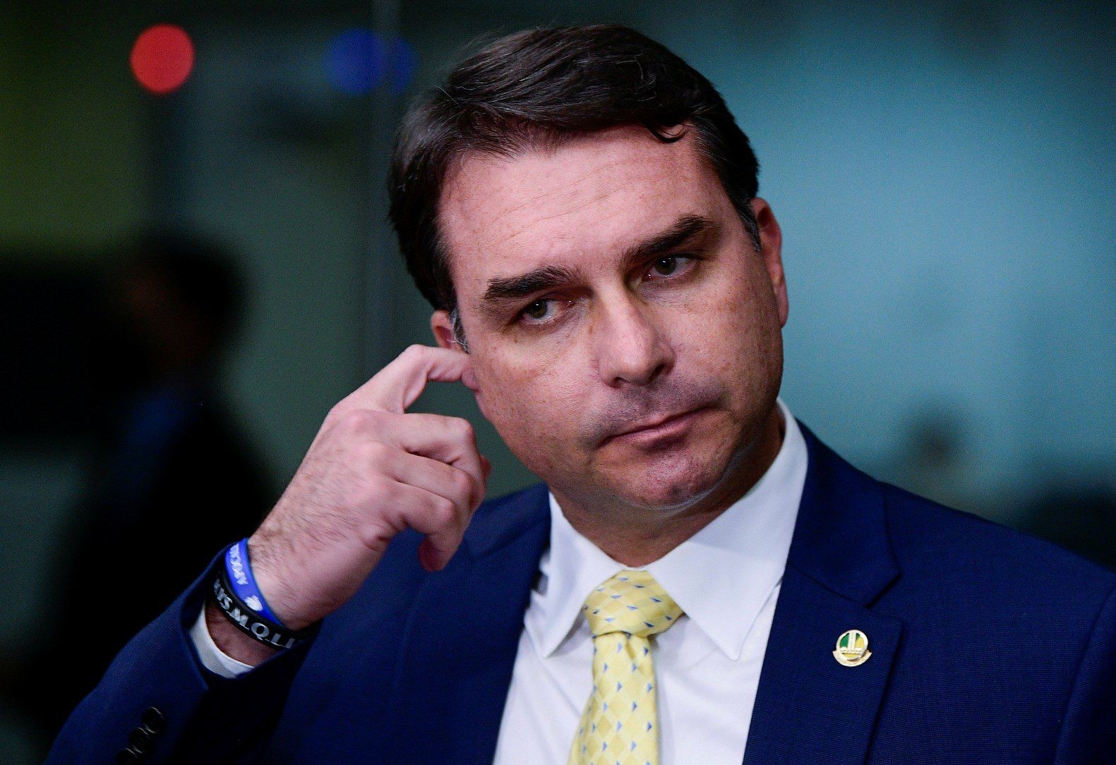 Maioria dos eleitores acha que Flávio Bolsonaro esconde algo ilegal no caso Master, mostra pesquisa