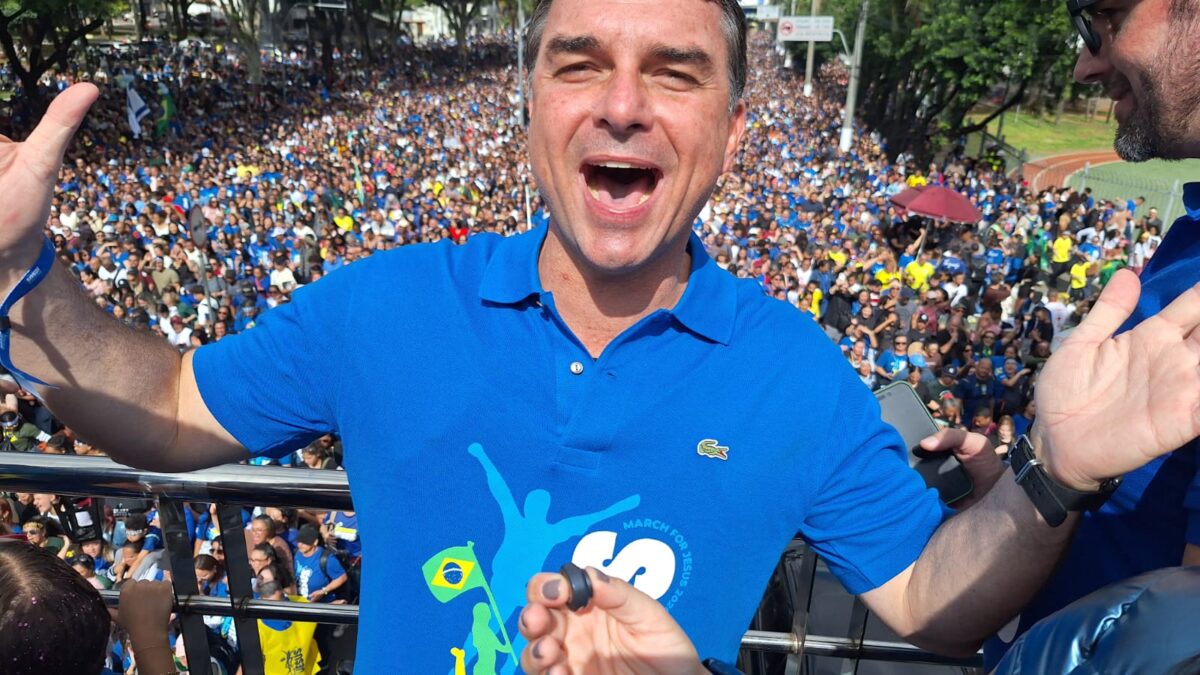 Flávio Bolsonaro discursa na Marcha para Jesus: 'Mundo do mal vai ser expulso do governo neste ano'