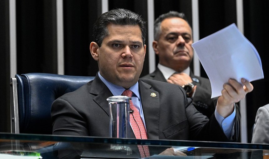 Alcolumbre sugere “melhorar” 6x1 e quer passar PEC por comissões