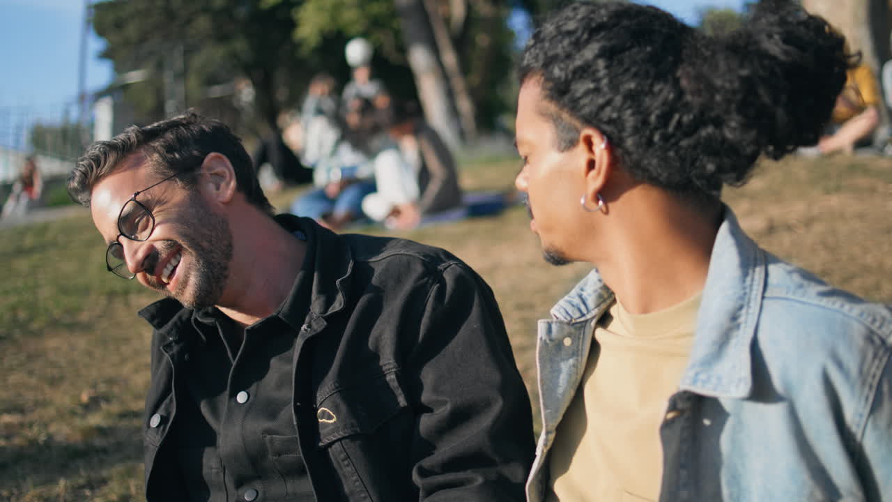 Você ainda sabe ouvir? Entenda por que está cada vez mais difícil prestar atenção nas conversas
