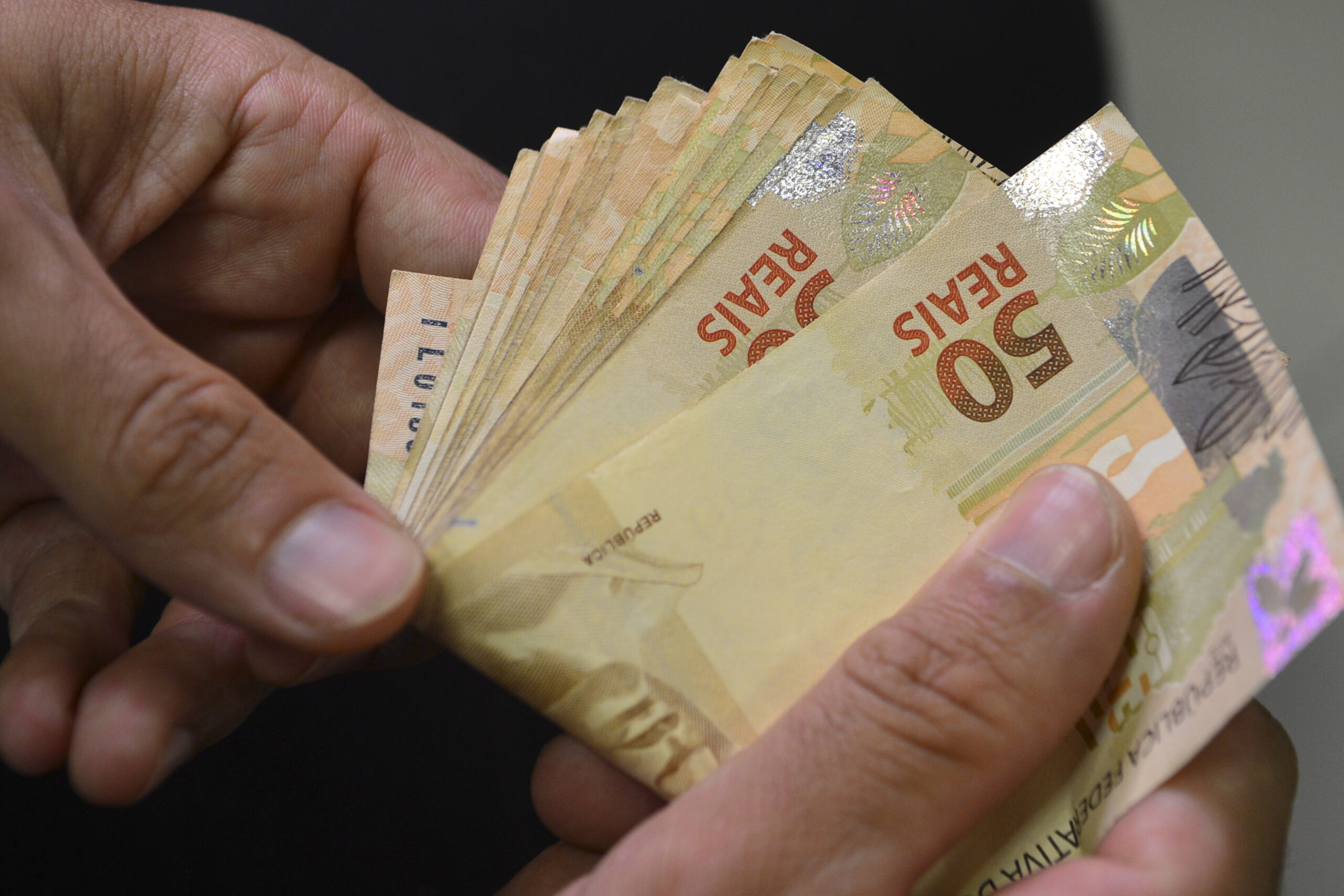Prefeitura antecipa primeira parcela do 13º salário e fortalece economia local no período junino