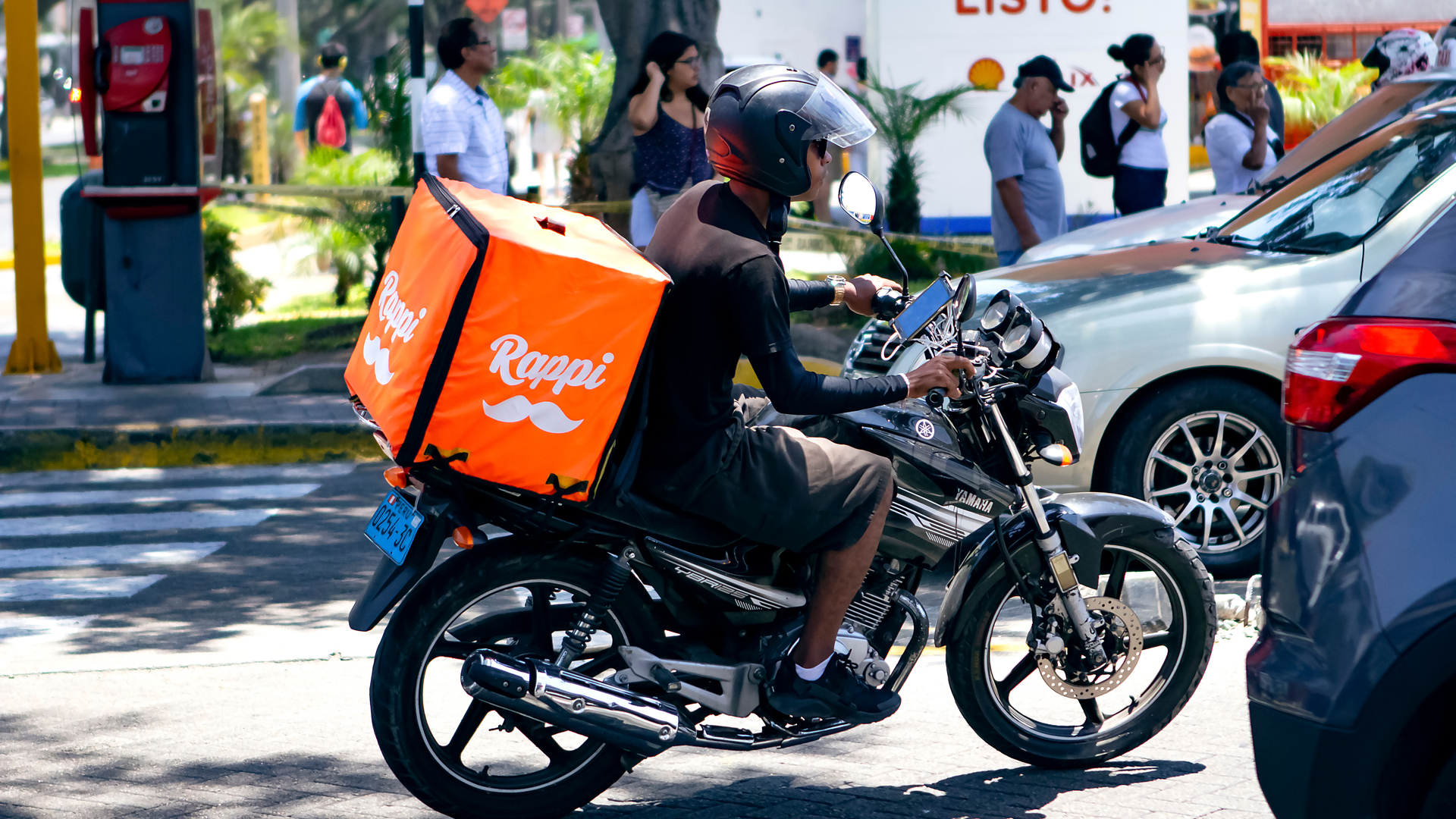 Lula lança programa de linha de crédito para entregadores financiarem motos e bicicletas elétricas