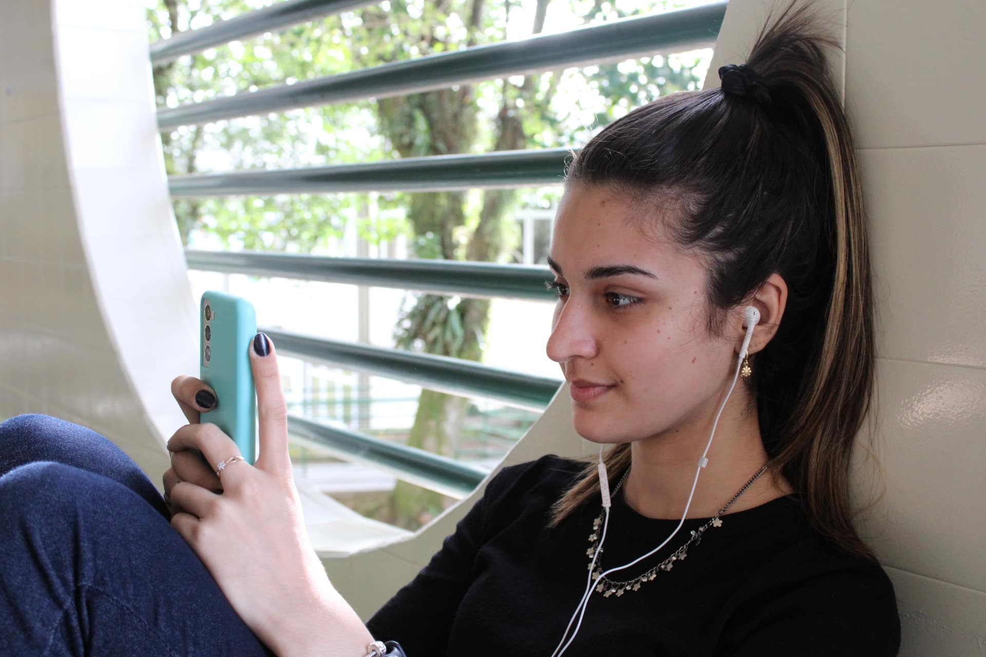OMS alerta para risco de perda auditiva entre jovens