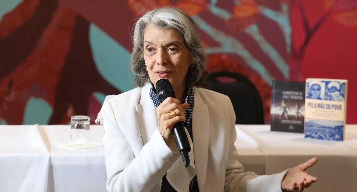 Democracia está nas mãos do povo, não em palácios, diz Cármen Lúcia